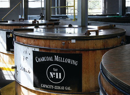 ウイスキーを濾過するタンクに炭をいれる