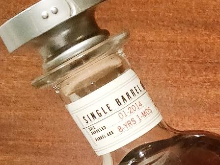 樽出しの日付やシリアルナンバーなどが書いてあるのが特徴